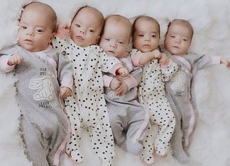 Estas mamás lesbianas querían un hijo más y acabaron con quintillizas