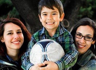 «Mi familia era de mamá y papá hasta que mi madre se echó una novia». Dos jóvenes nos cuentan sus experiencias