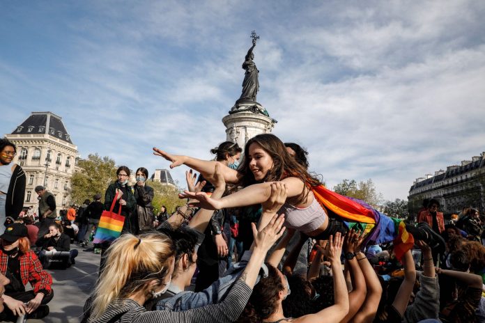 francia aprueba embarazo de mujeres lesbianas
