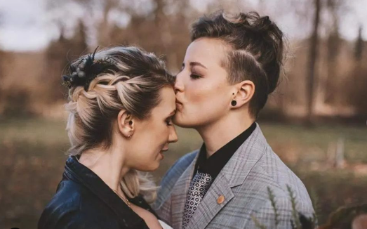 pareja de lesbianas en un pueblo