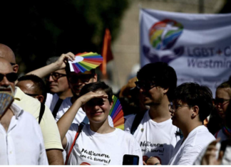Una pareja de madres lesbianas cruza la Puerta Santa en el Jubileo LGBTQ+ del Vaticano madre lesbiana con su hija en el vaticano