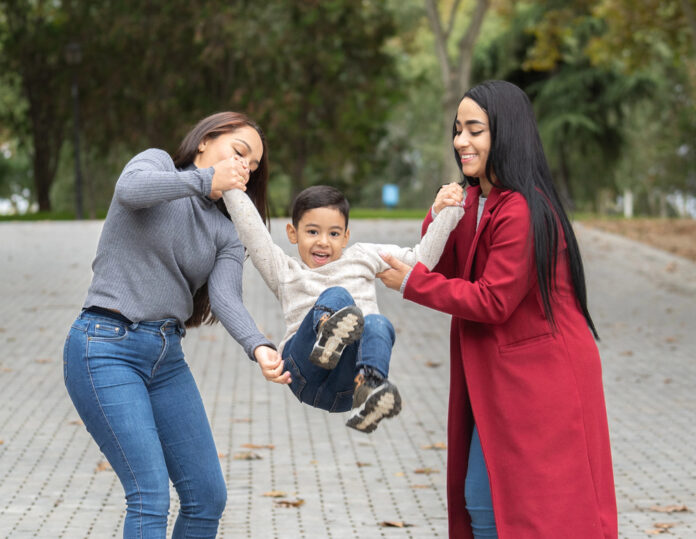 La Corte de Colombia concede derecho a baja maternal a dos madres lesbianas