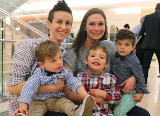 Esta pareja de lesbianas adopta a 3 hermanos para que no los separen Madres lesbianas adoptan 3 hermanos