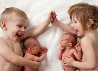 Una pareja de lesbianas y sus dos pares de gemelos 2 pares de gemelos