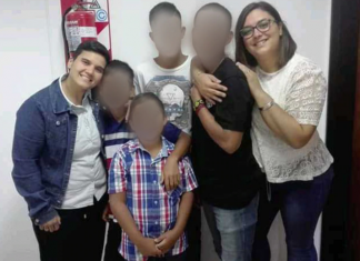Una pareja de lesbianas adopta a 4 hermanos para que no los separaran