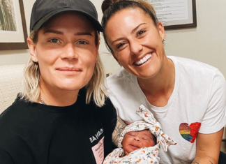 Las futbolistas Ali Krieger y Ashlyn Harris adoptan a una niña y nos presentan a su familia