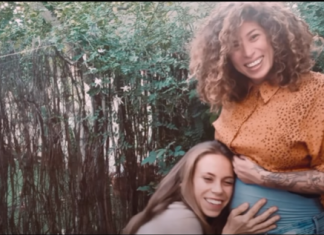 «Llegaste al mundo pasando de la barriguita de mami a la de mamá»