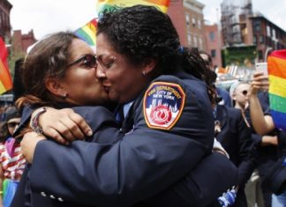 La preciosa historia de las bomberas lesbianas que se enamoraron y formaron una familia