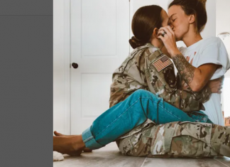Las mamás lesbianas militares que visibilizan su amor y familia en las redes