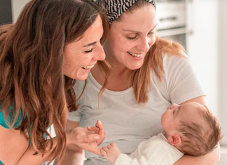 Las madres lesbianas tenemos mejor relación con nuestros hijos y ellos se adaptan mucho mejor, según este estudio