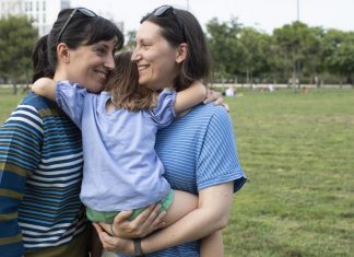 Una niña que vive en España con sus dos mamás, a punto de perder legalmente a una por la lesbofobia italiana