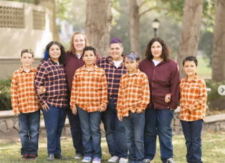 Dos madres solteras lesbianas, con 3 hijos cada una, se casan