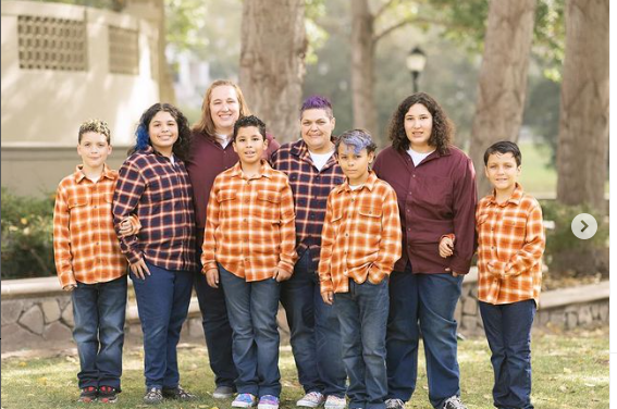 Dos mamas lesbianas solteras con 3 hijos cada una se casan