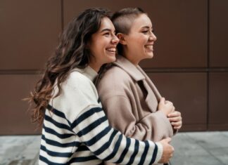 Volver a encontrarnos: cómo reconectar en la pareja después de tener hijas o hijos pareja de mujeres: reconectar después de los hijos