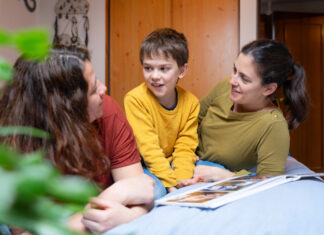 ¿Nuestros hijos tienen que salir del armario también? Crecer teniendo dos madres y tener que explicarlo una y otra vez hijos de lesbianas salen del armario